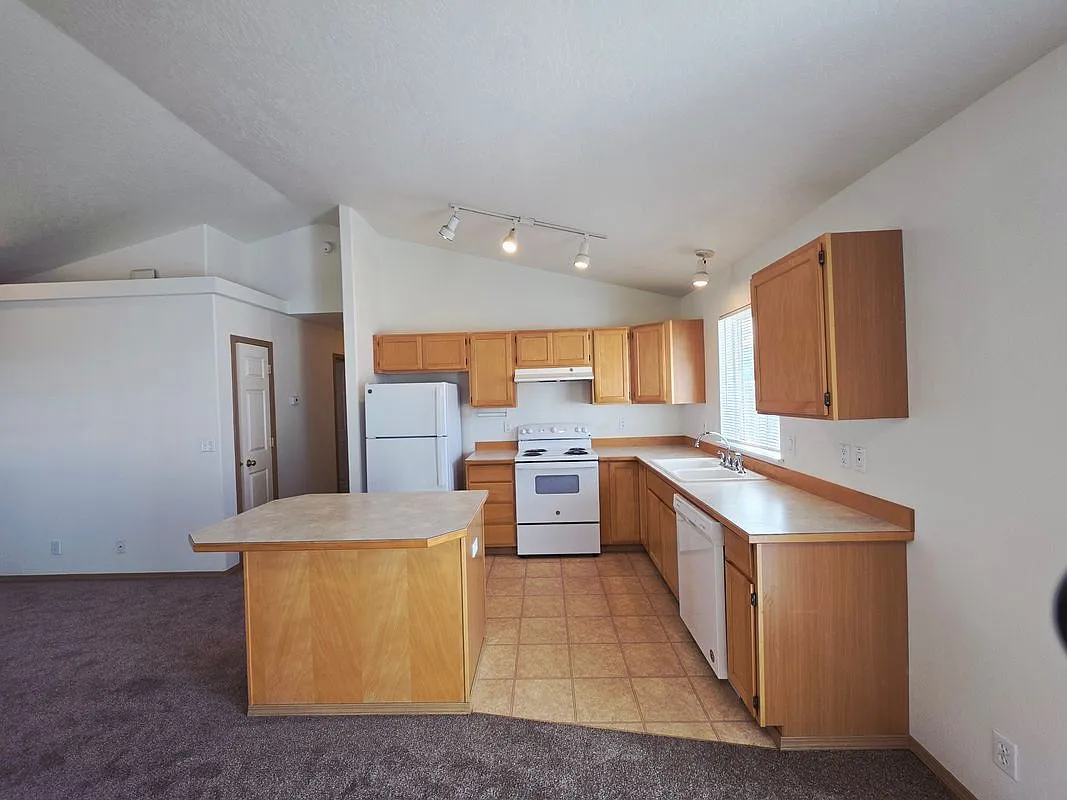 3 bed, 2.0 bath, 1150 sqft, $2,100 — Photo 3