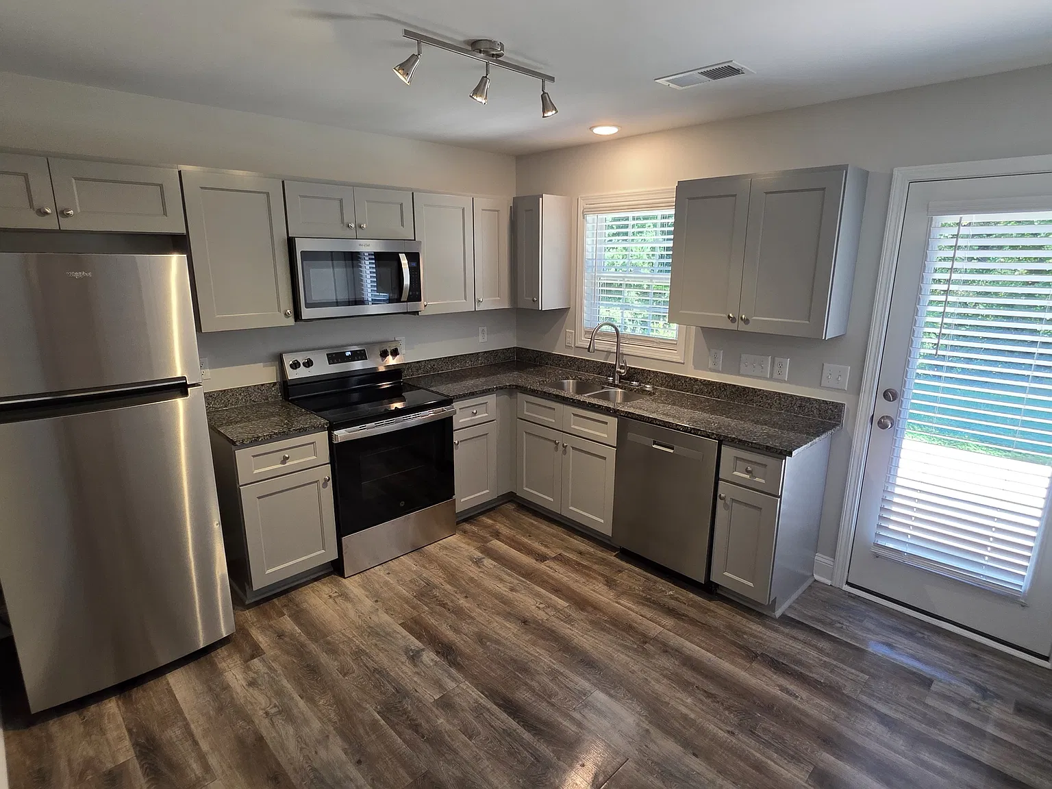 2 bed, 855 sqft, $1,295 — Photo 3