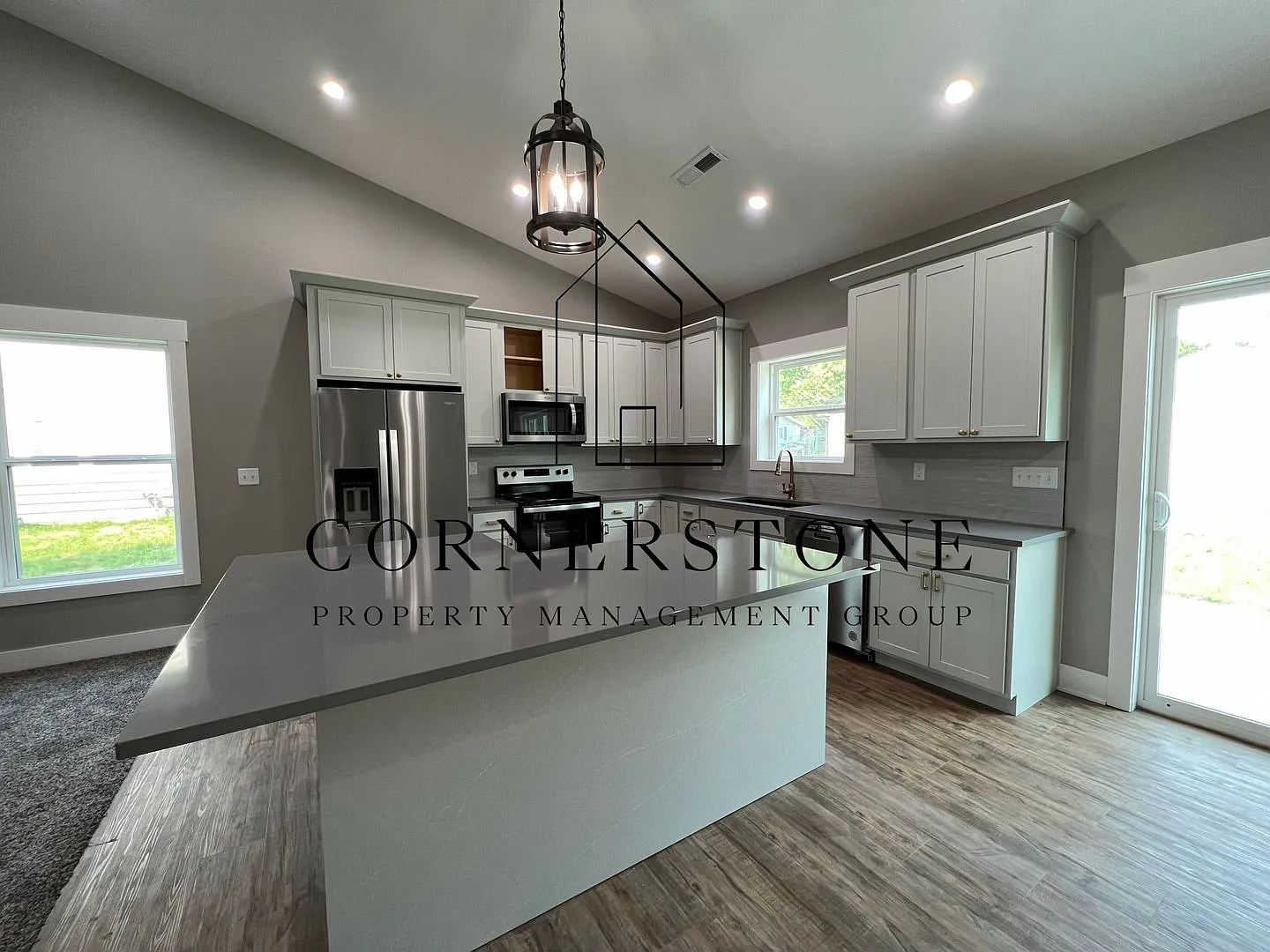 Beautiful 2 Bedroom house w/ vaulted ceilings! $2200 — Photo 3