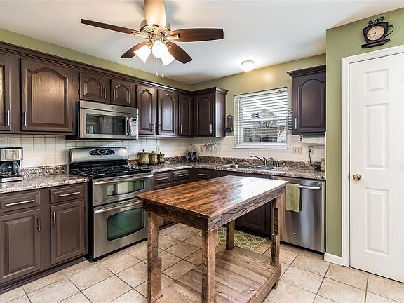 Spacious kitchen...