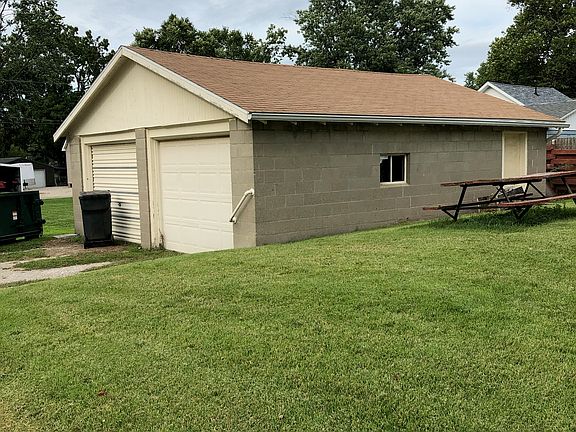 2 car detached garage 