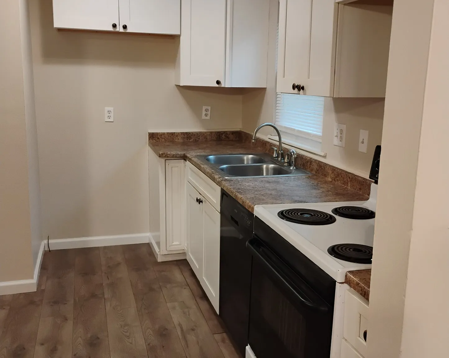 3 bed, 1.5 bath, 1300 sqft, $1,100 — Photo 3