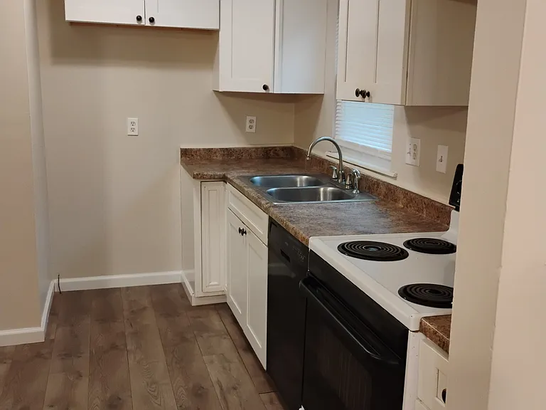3865 Crestview Ave SE — Photo 3