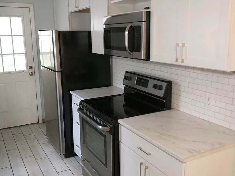 1403 Oak St — Photo 4