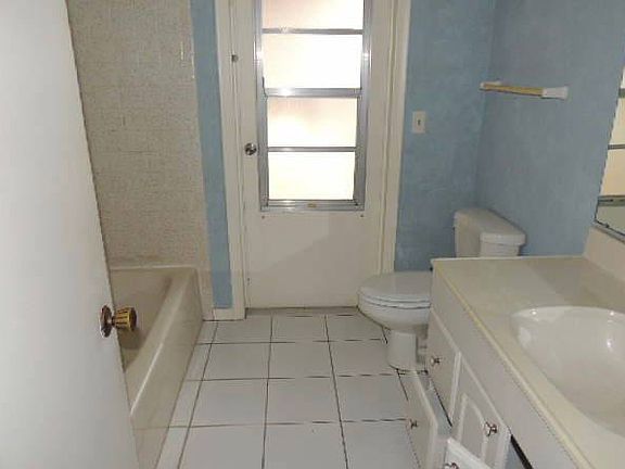 3rd image of 2855 Meadow Oak Dr E