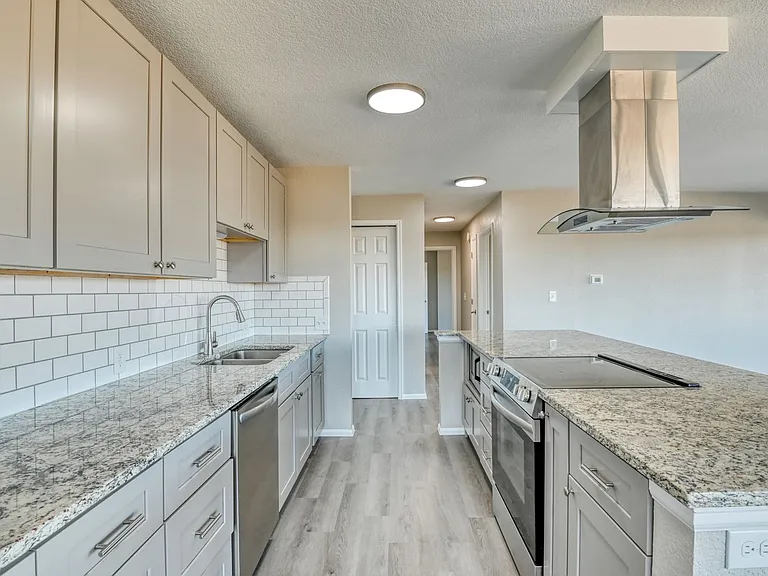 411 Lakewood Cir #B-1016 — Photo 13