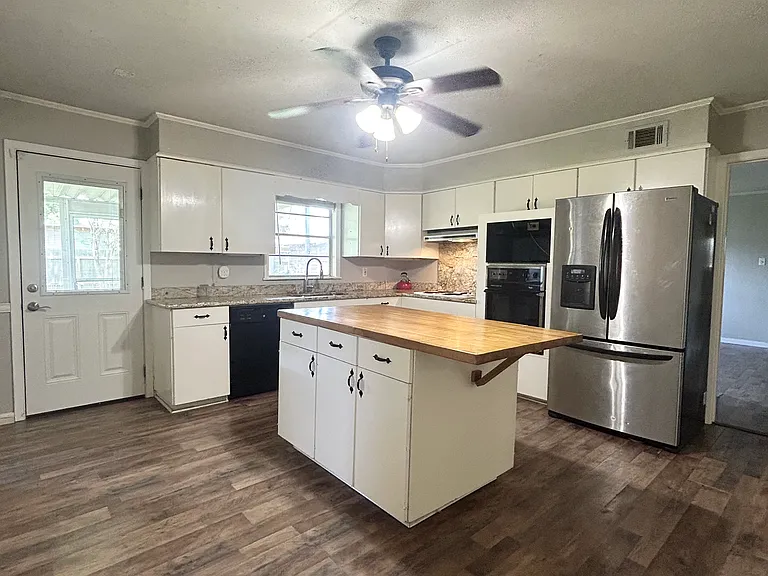 202 Newcastle Dr — Photo 3