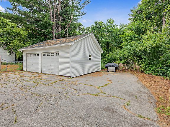4th image of 10 Maple Street