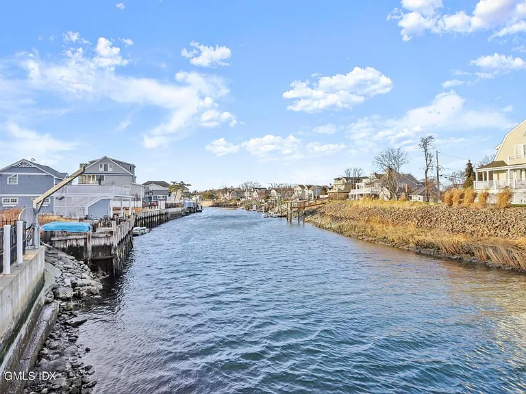 2149 Fairfield Beach Rd — Photo 23