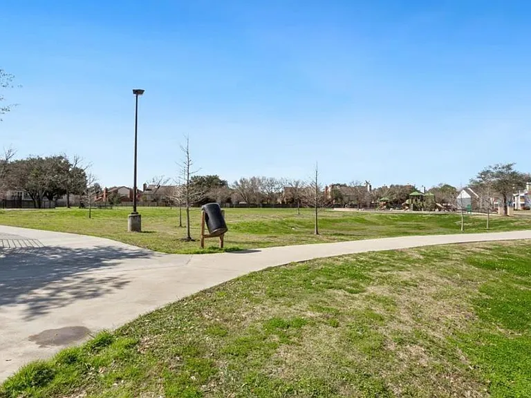 11623 Waldemar Dr — Photo 22