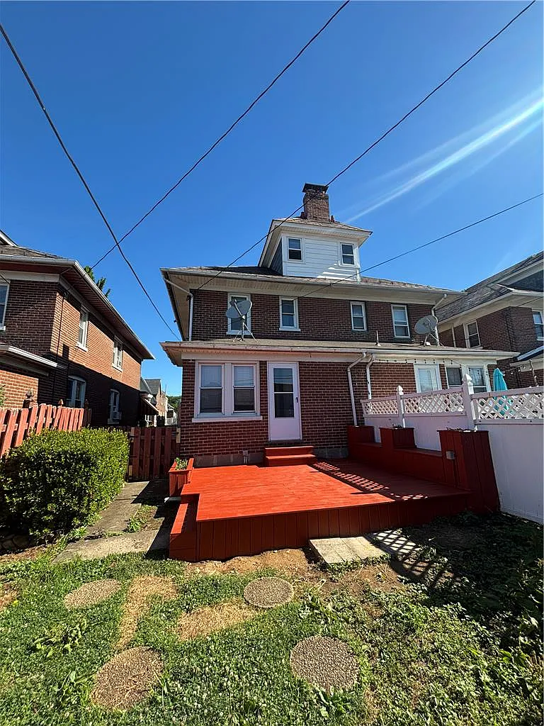3 bed, 1.0 bath, 1896 sqft, $2,250 — Photo 2