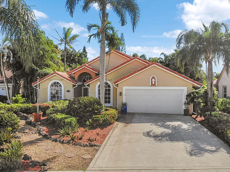 1256 Lake Breeze Dr — Photo 1