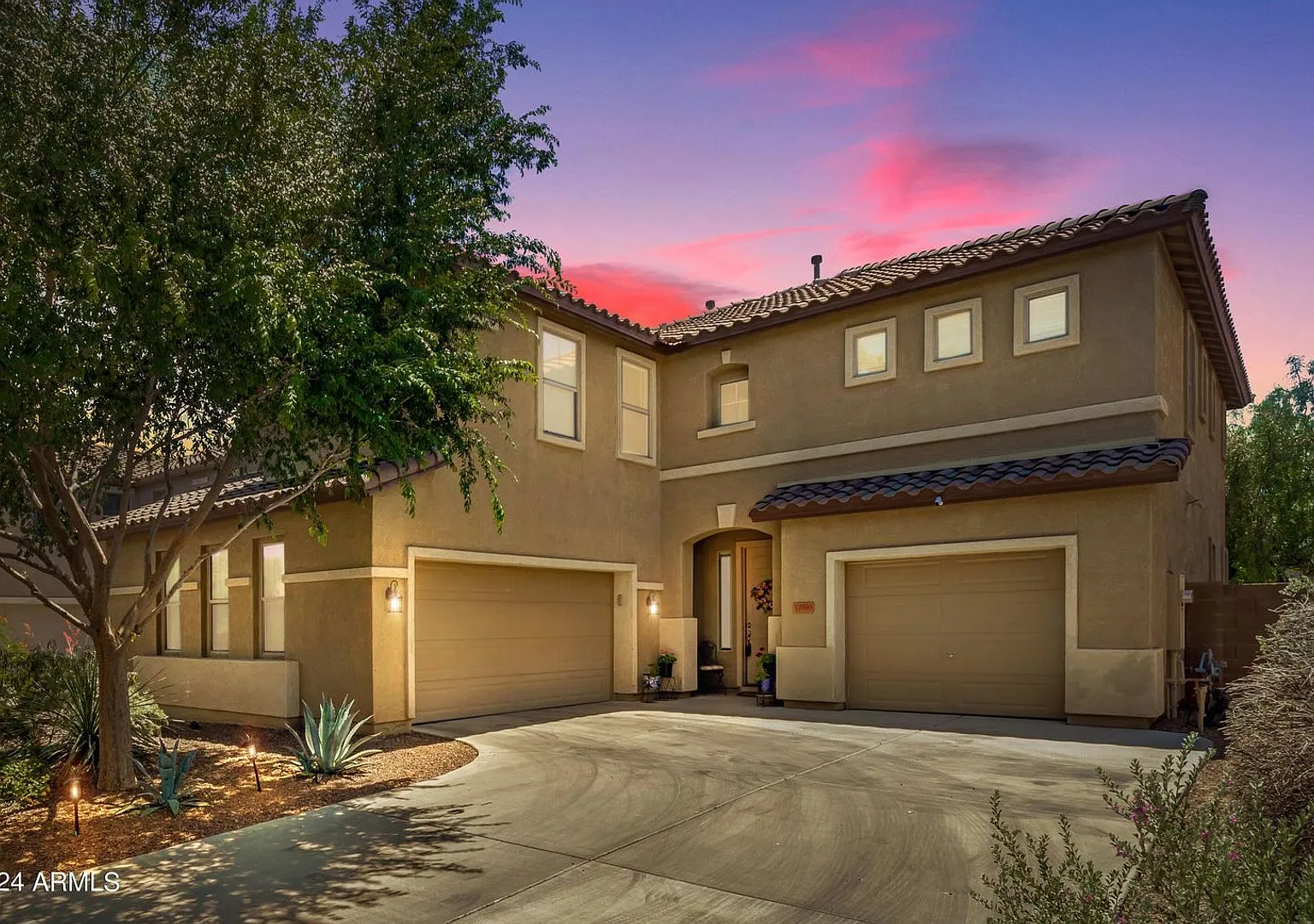 Gorgeous 4 Bedroom 3 Bathroom plus Den with new AC and large backyard. — Photo 2