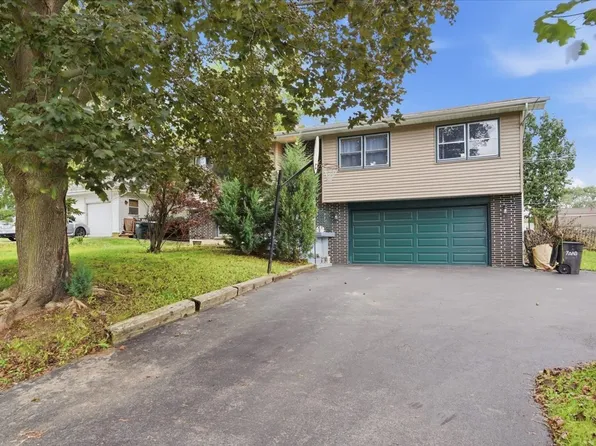 1807 Elmwood Dr, Lindenhurst, IL 60046