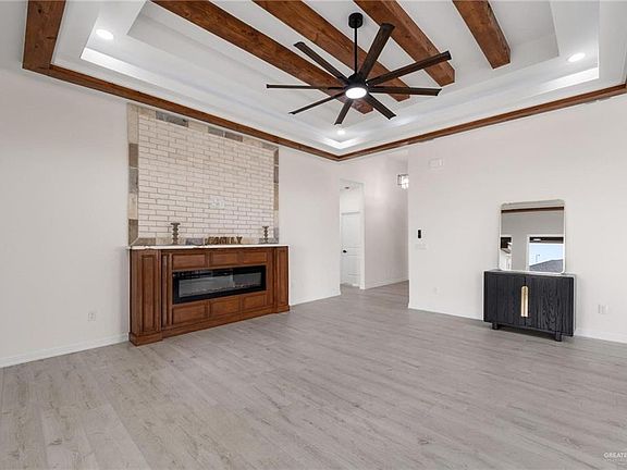 3rd image of 2101 Zinnia St