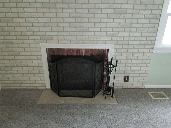 3rd image of 2420 Crest Ave