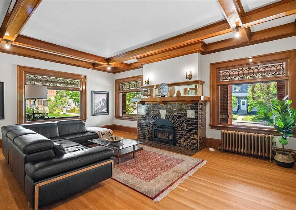 1st image of 1933 E 5th St SW