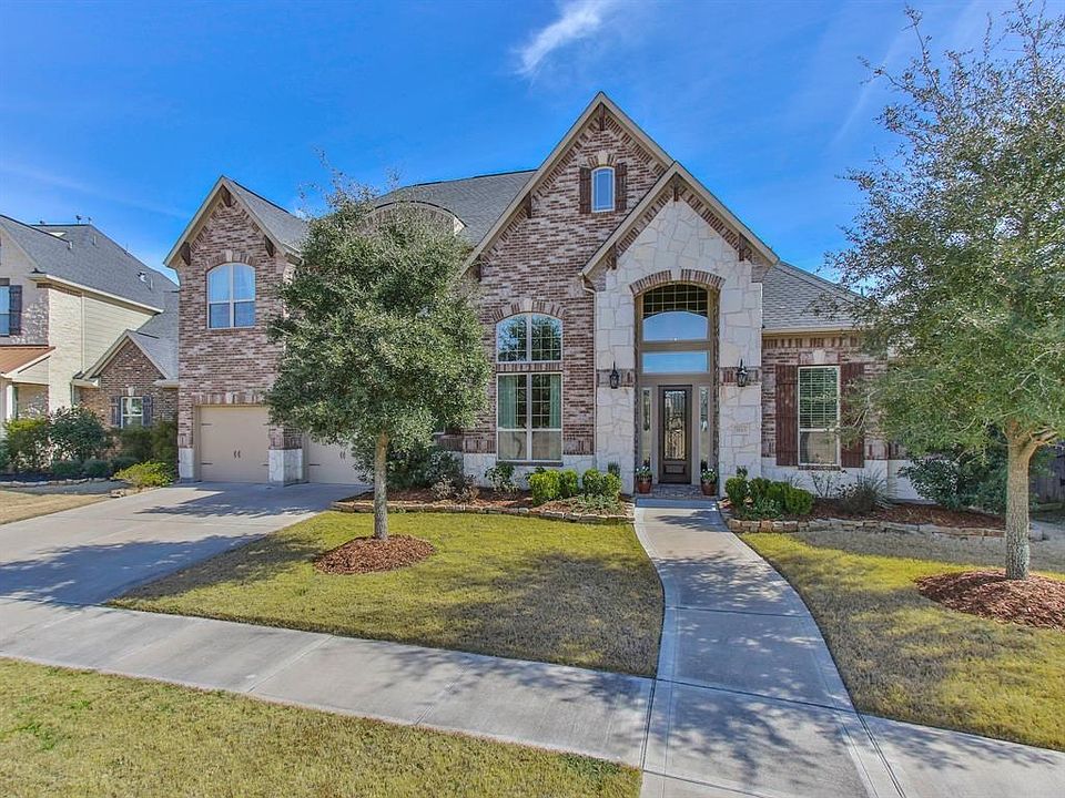 Welcome to 5615 S Choctaw Hills Lane in Cross Creek Ranch where you can enjoy an amazing back yard with pool & spa and wonderful amenities!