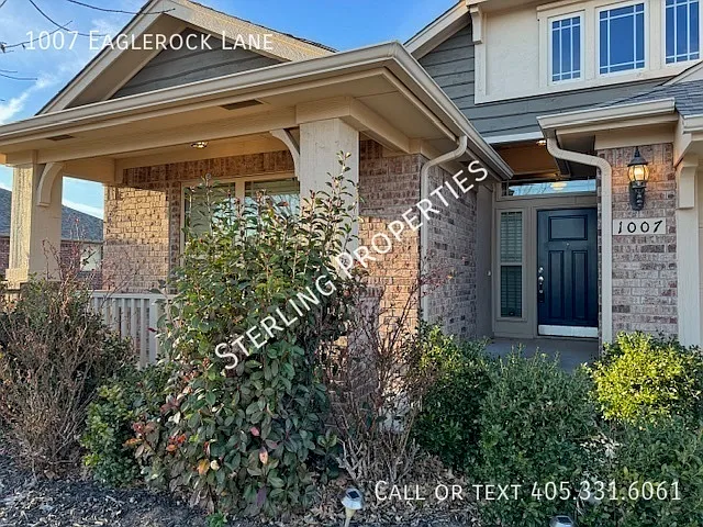 1007 Eaglerock Ln — Photo 2