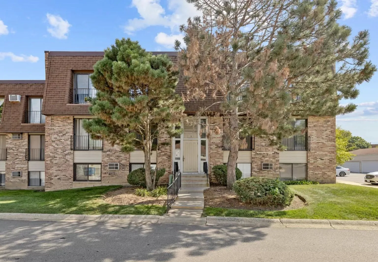 199 N Waters Edge Dr — Photo 1