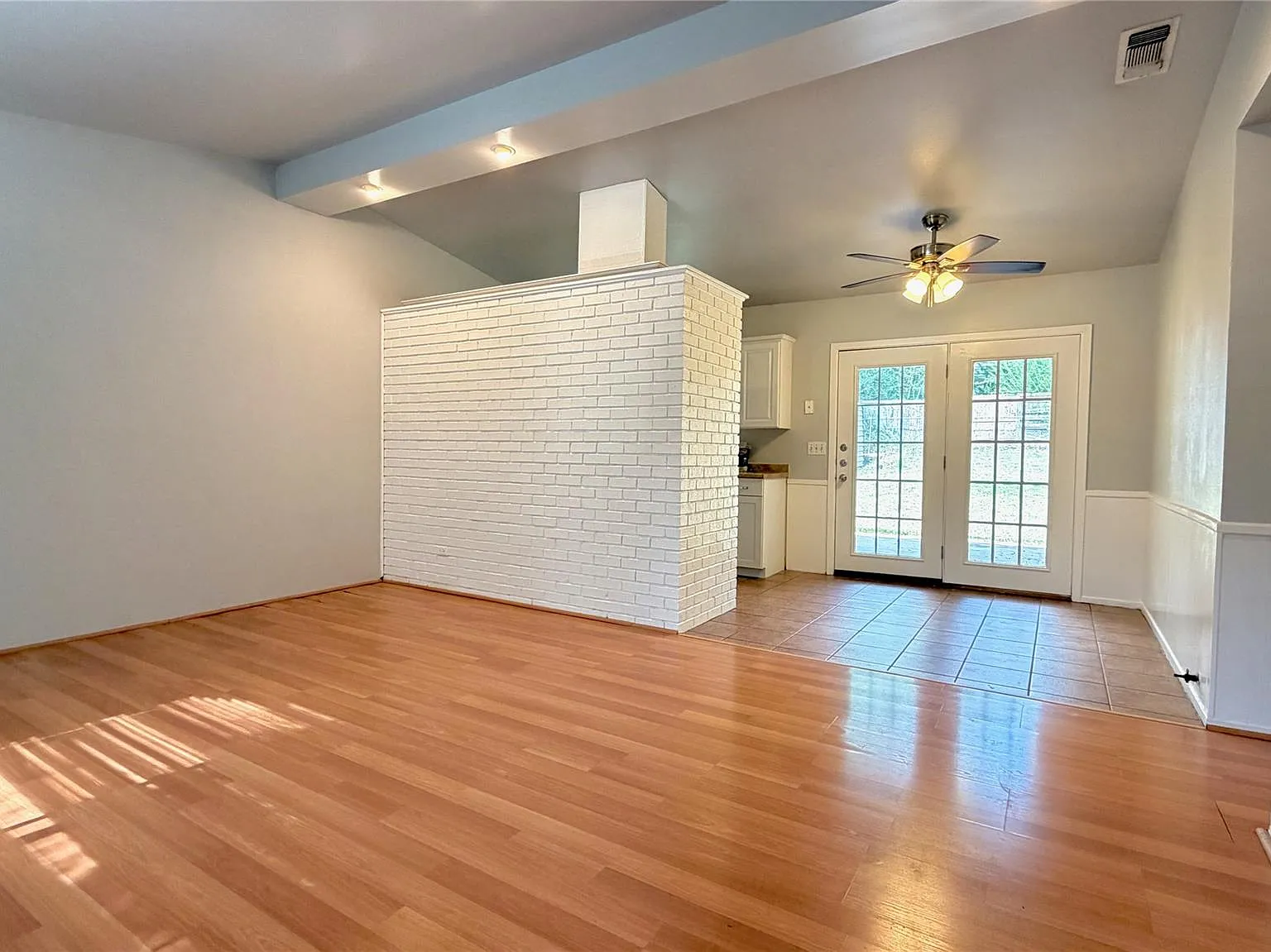 3 bed, 2.0 bath, 1235 sqft, $1,995 — Photo 2