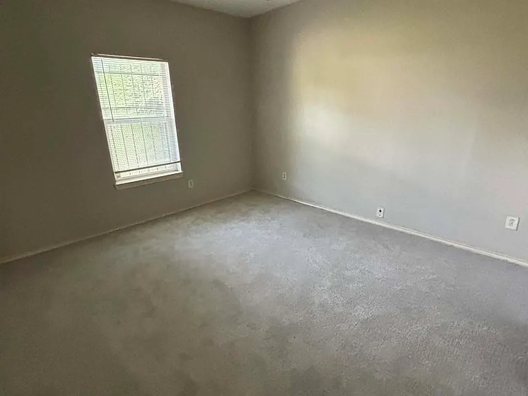 2426 Kahn St — Photo 3