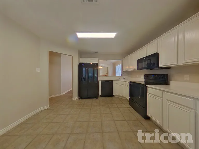 233 Amherst Dr — Photo 5
