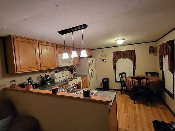 3rd image of 9 Dogwood Dr