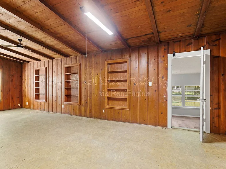 802 W Navasota St — Photo 2