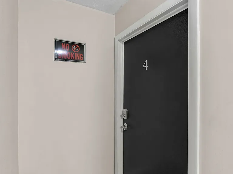 439 W Walnut St — Photo 4