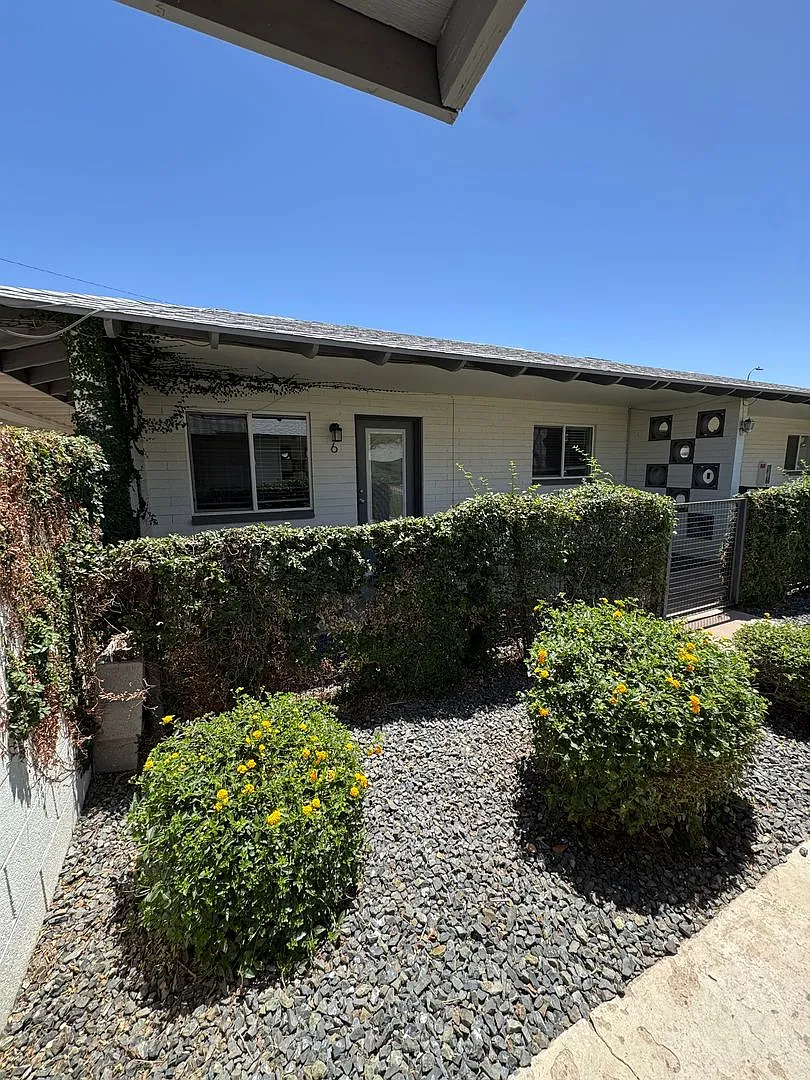 3526 E Montecito Ave — Photo 2