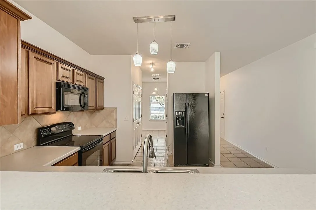 3 bed, 2.0 bath, 1490 sqft, $1,850 — Photo 4