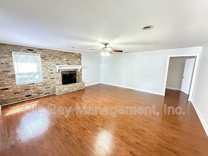 3 bed, 2.0 bath, $1,700 — Photo 2