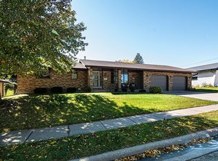 711 Carriage Hill Dr, Dubuque, IA 52003