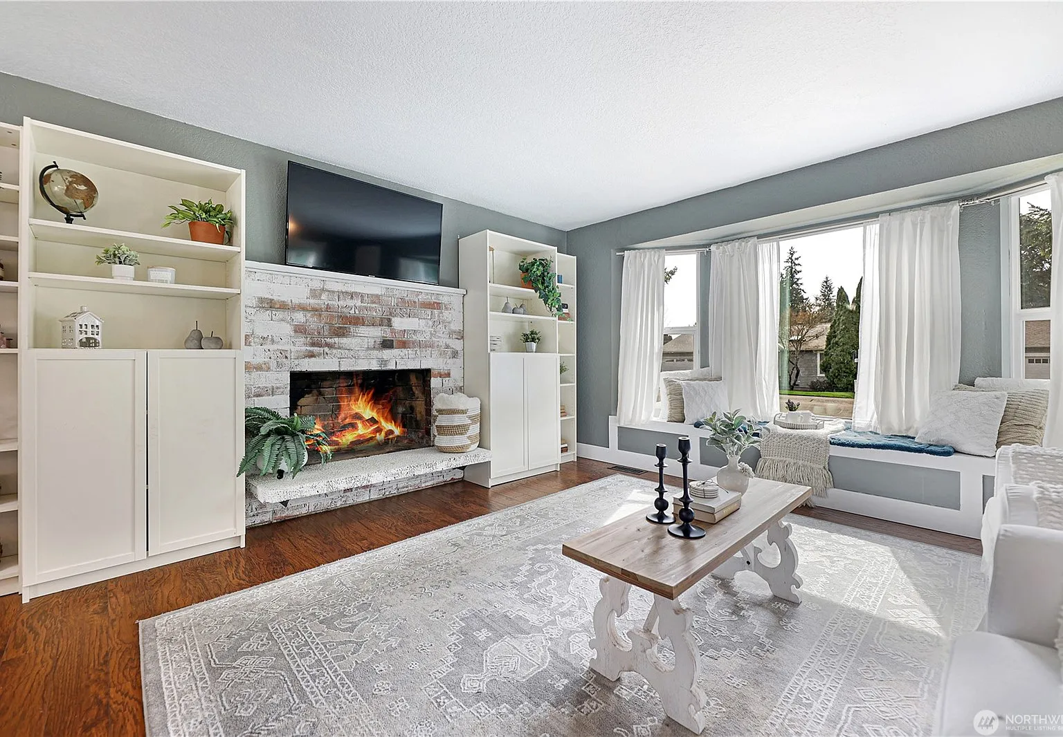 3 bed, 1024 sqft, $3,275 — Photo 3