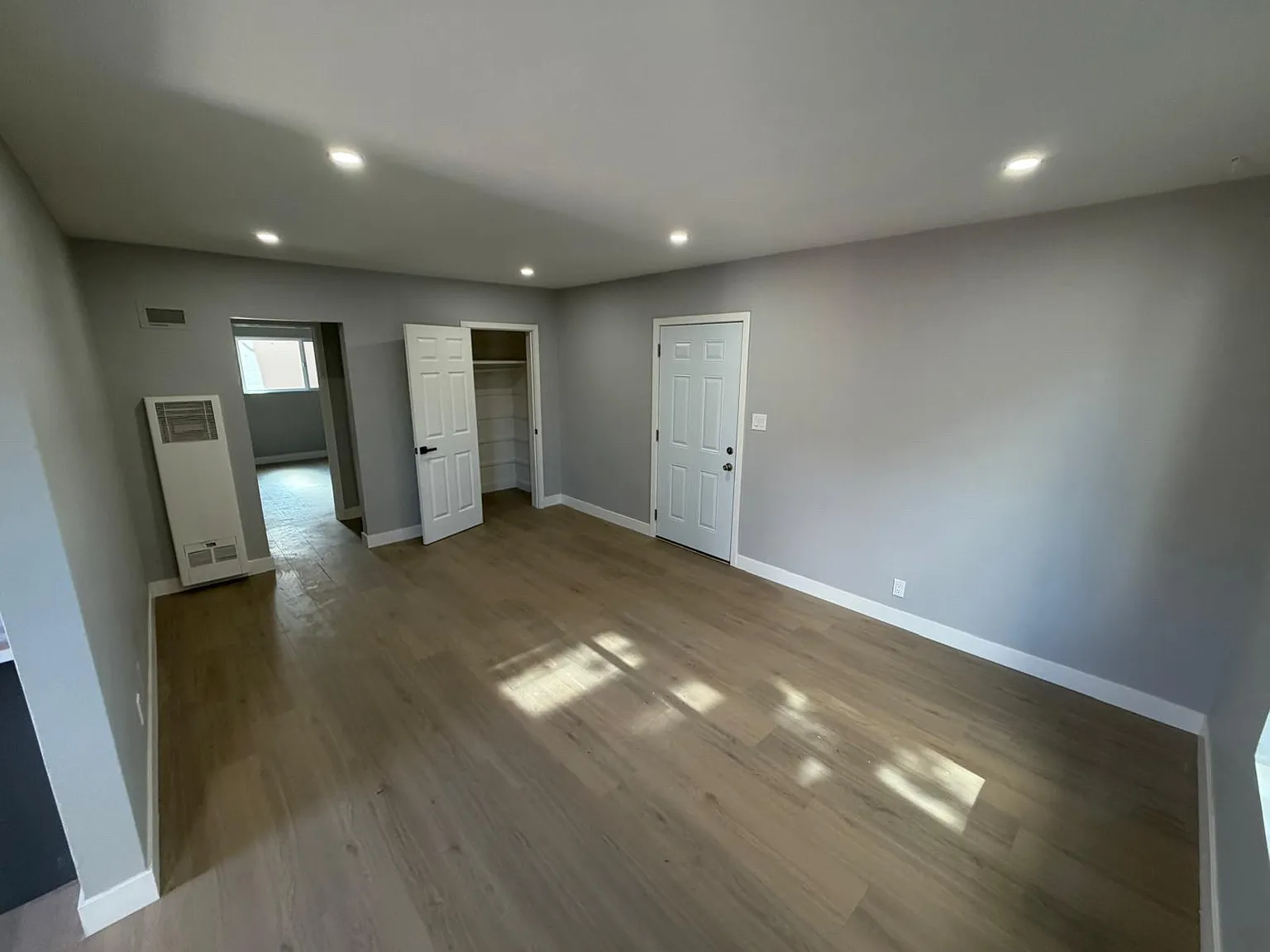 2 bed, 1000 sqft, $2,399 — Photo 3