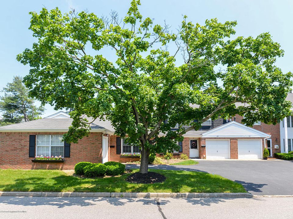 1st image of 28 Dogwood Dr