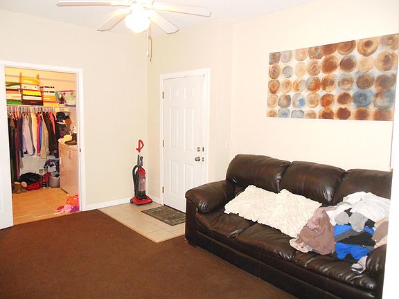 Entry/Livingroom