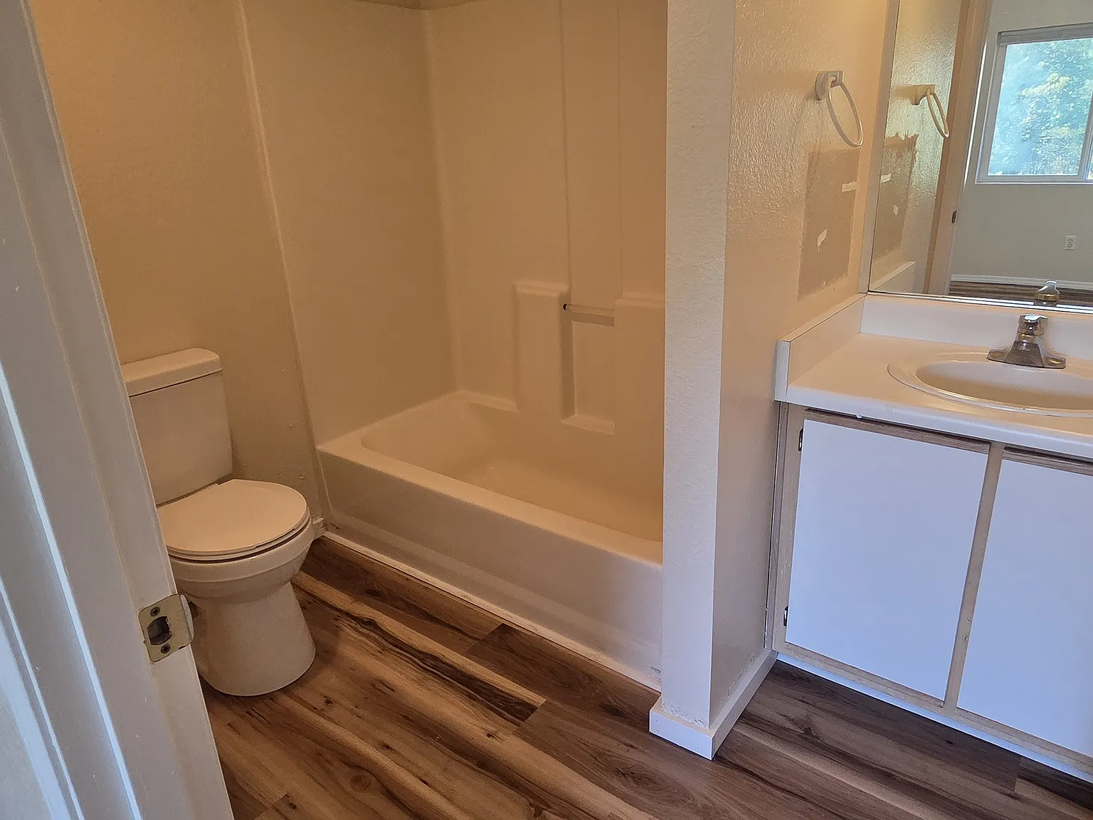 2 bed, 884 sqft, $1,350 — Photo 4