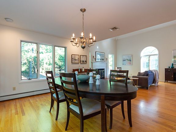 04_1HuntingtonCourt_369_DiningArea_HiRes.jpg