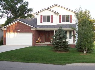 2793 Harrison Ave, Rochester Hills, MI 48307