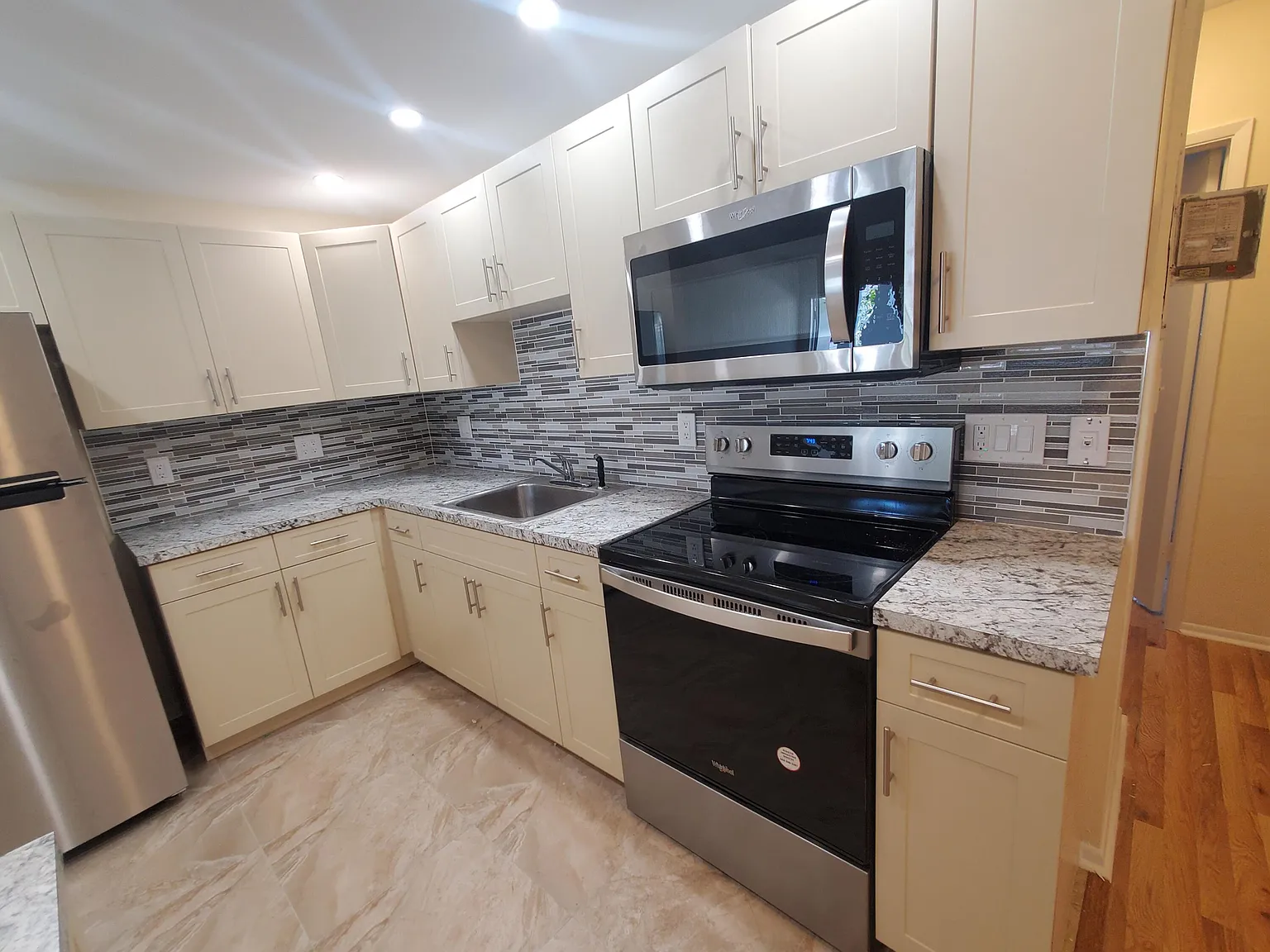 1 bed, 1.0 bath, 650 sqft, $1,550 — Photo 2