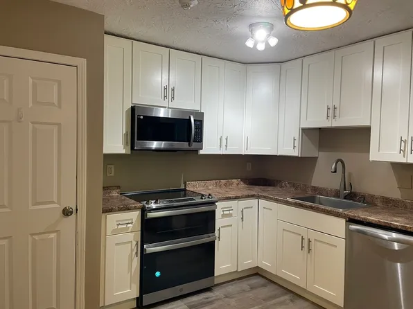 8 Longmeadow Dr APT 12, Rowley, MA 01969