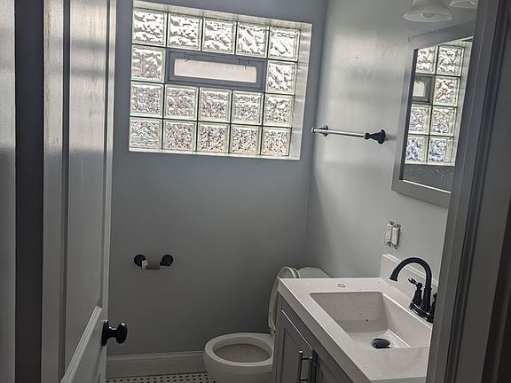 4th image of 2419-21 N Neva Ave #2421-104