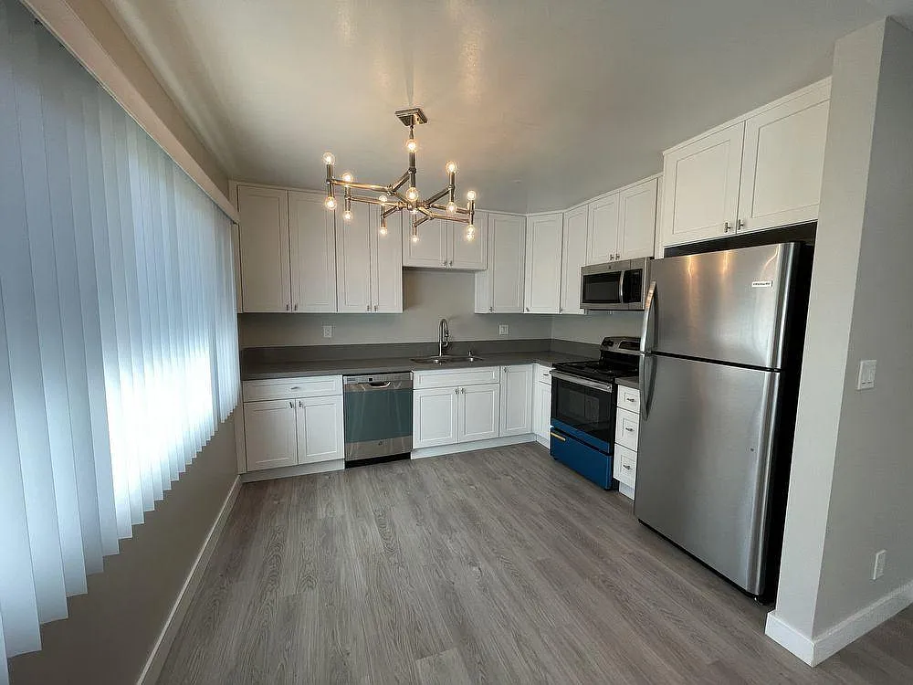 Bright Upper 2 bed 2 bath in West LA — Photo 2