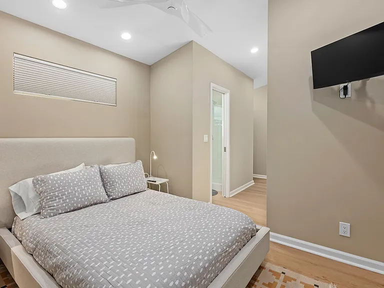 3043 Oliphant St — Photo 16