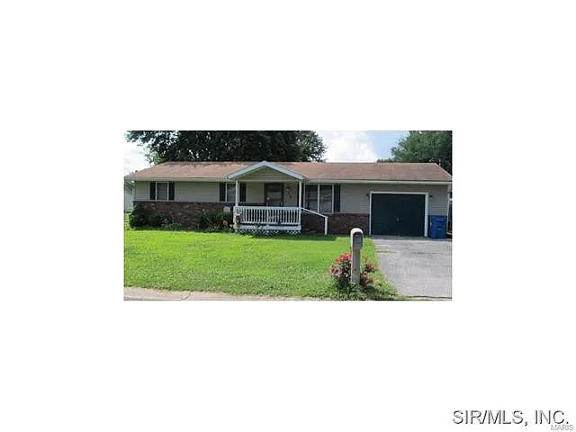 712 Briarwood Dr photo 1