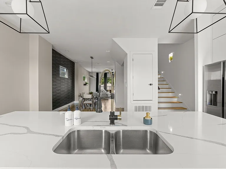 512 Avenue L — Photo 19