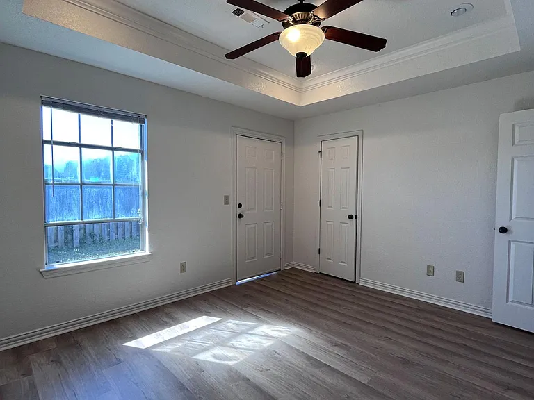 2869 N Seneca Ave — Photo 15