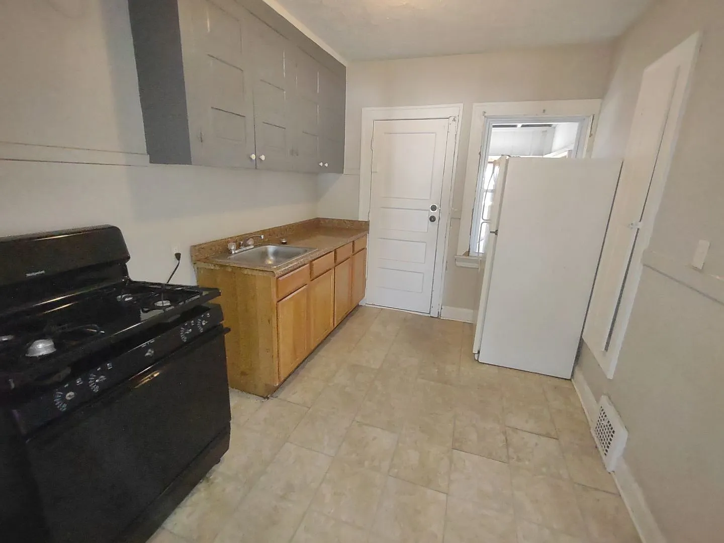 250 - 9705 - 9709 - 9715 Loretta Ave — Photo 4